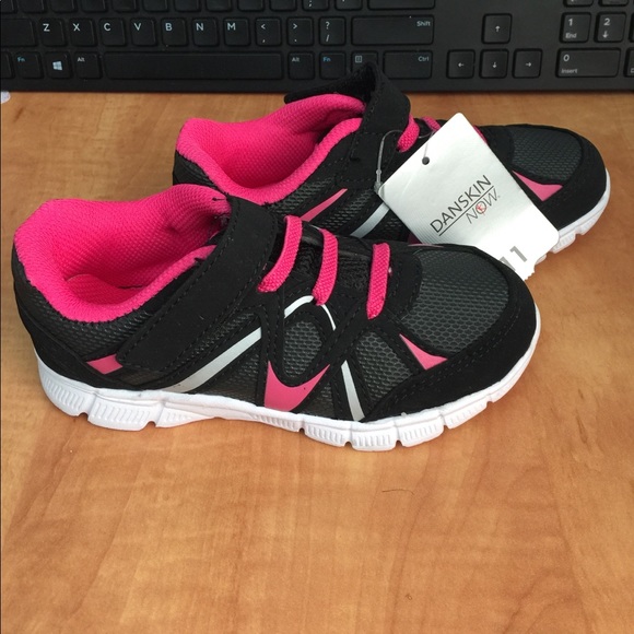 4 5 NWT Danskin Now Girl/'s Lightweight Knit Athletic Shoe Pink//Blue Size 2